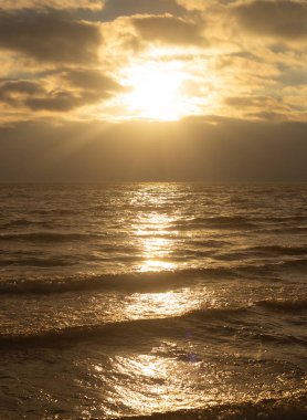 Deniz kıyısında gün batımı