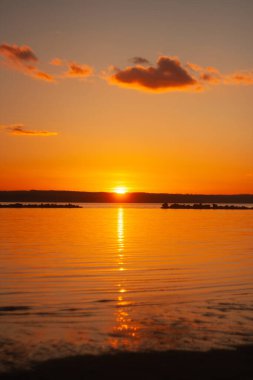 Denizin üzerinde gün batımı.