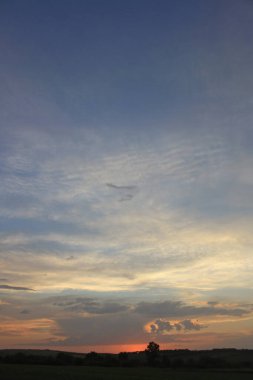 Denizin üzerinde güzel bir gün batımı