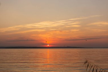 Nehirde gün batımı