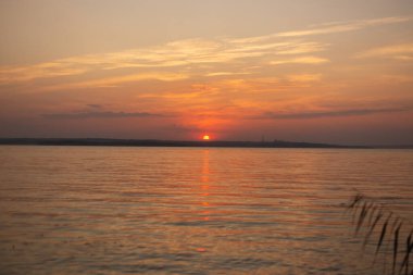 Nehirde güzel bir gün batımı, doğa