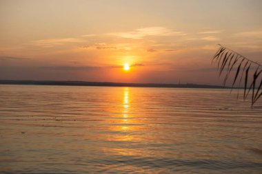 Gölde gün batımı