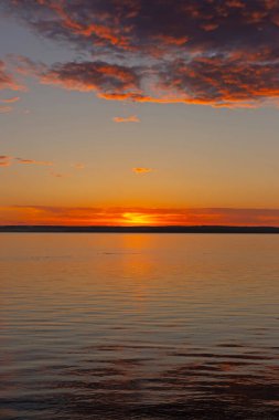 Denizin üzerinde güzel bir gün batımı
