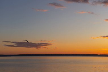 Denizin üzerinde güzel bir gün batımı, doğa arka planı