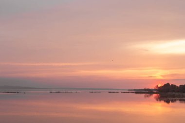 Akşamları gölde gün batımı