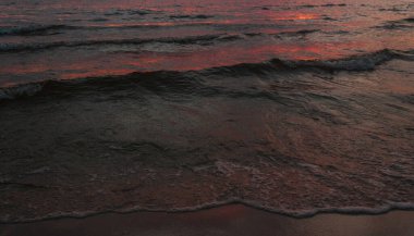 Gün batımında sahilde güzel deniz dalgaları