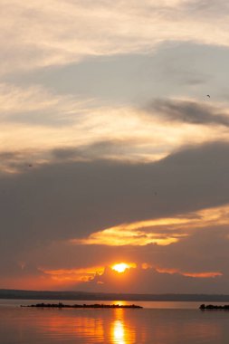 Okyanusun üzerinde gün batımı