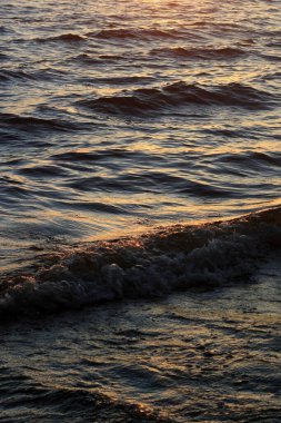 Denizin üzerinde güzel bir gün batımı