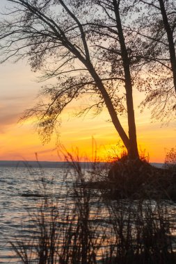 Gün batımında gölün dikey görüntüsü.