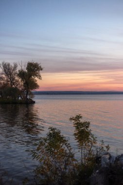 Gölde güzel bir gün batımı