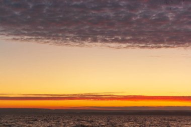 Gölün üzerinde güzel bir gün batımı