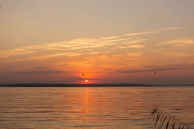 Nehirde gün batımı
