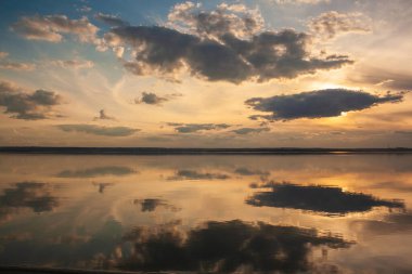 Gölde dramatik gün doğumu