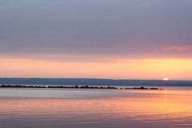 Sahilde gün batımı