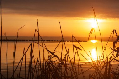 Gölün üzerinde güzel bir gün batımı