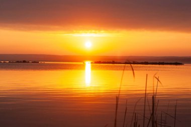Gölün üzerinde gün batımı