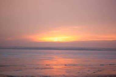 Gölün üzerinde güzel bir gün batımı