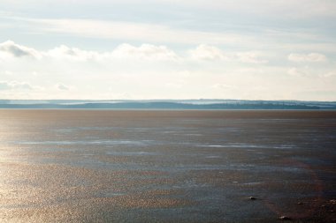 Sakin bir gölün üzerinde güzel bir günbatımının dikey çekimi