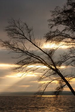 Gölün üzerinde güzel bir gün batımı