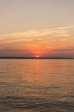 Denizin üzerinde gün batımı