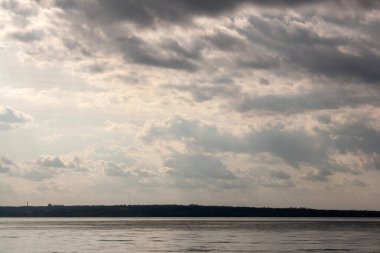 Bulutlar ve arka planda güneş.