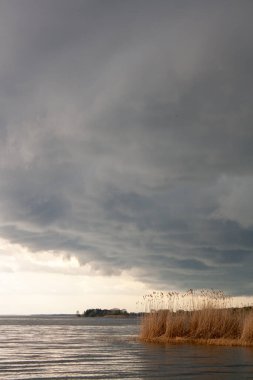 Nehrin üzerindeki bulutlar, güneşin ışınları.