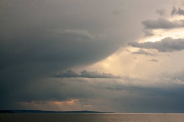 Baltık Denizi üzerinde fırtına bulutları.