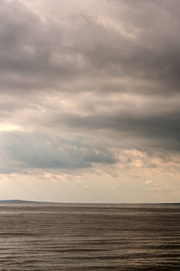 Baltık Denizi kıyısında akşam.