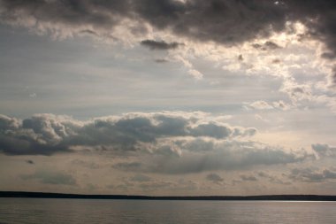 Denizin üzerinde bulutlar