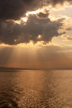 Denizde gün batımı.