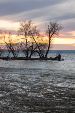 Bulutlu gün batımı ve ufukta gün batımı.