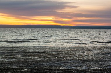 Bulutlu gün batımı ve ufukta gün batımı.