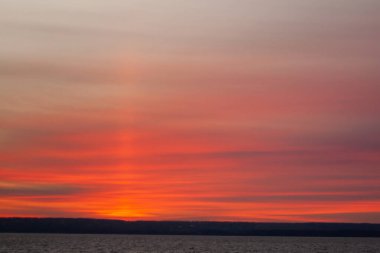 Bulutlu gün batımı ve ufukta gün batımı.