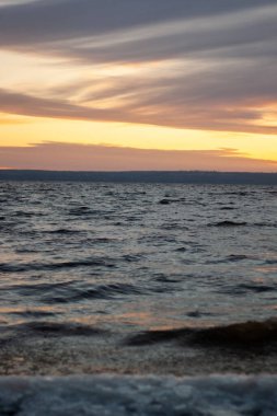 Bulutlu gün batımı ve ufukta gün batımı.