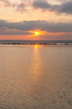 Deniz kıyısında gün doğumu