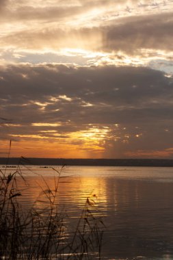 Denizin üzerindeki güzel gün batımı