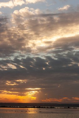 Denizin üzerindeki güzel gün batımı