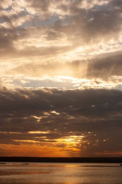 Denizin üzerindeki güzel gün batımı