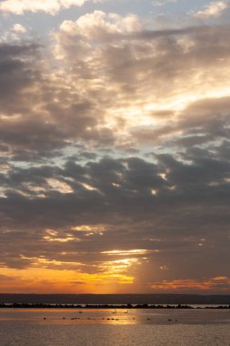 Denizin üzerindeki güzel gün batımı