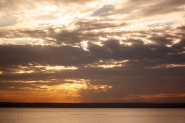 Denizin üzerindeki güzel gün batımı