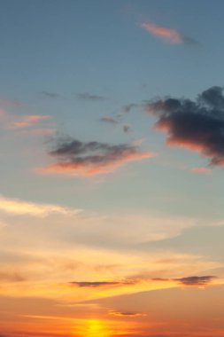 Turuncu bulutlu gün batımı arkaplanı