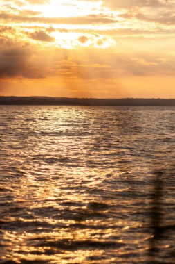 Altın sonbahar günbatımını yansıtır nehirde huzur