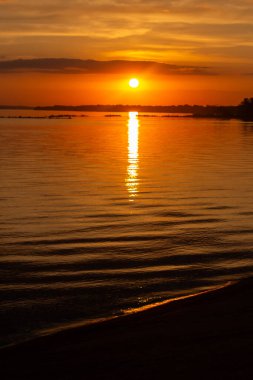 Gün batımında kumsalda, akşamları güneşli..