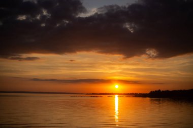 Denizde güzel bir gün batımı.