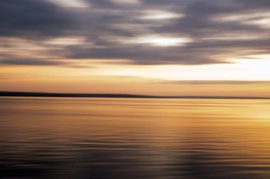 Nehirde güzel bir gün batımı