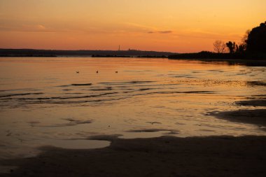 Gölde gün batımı.