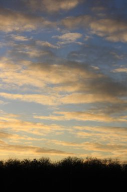 Denizin üzerinde güzel bir gün batımı