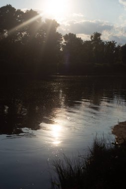 Nehirde gün batımı.