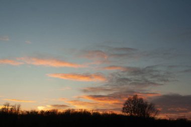 Kış mevsiminde gün batımı.