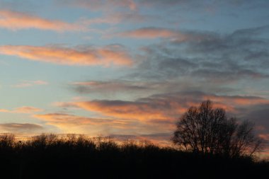 Kış gökyüzünde gün batımı